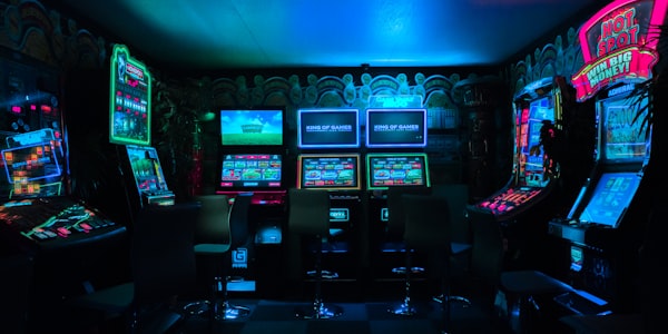 电竞选手Faker在比赛现场专注操作的近距离特写